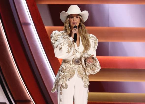 59th Annual CMA Awards - Show Lainey Wilson onstage at the 59th Annual Country Music Association Awards held at the Bridgestone Arena on November 19, 2025 in Nashville, TN. Nashville Bridgestone Arena Tennessee USA Copyright: xCurtisxHilbunx xAFF-USA.COMx
