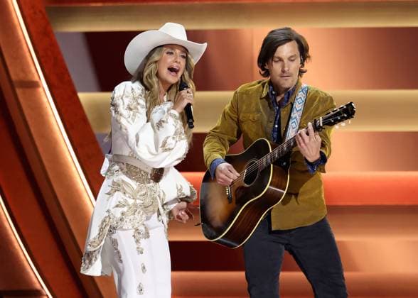 59th Annual CMA Awards - Show Lainey Wilson and Charlie Worsham onstage at the 59th Annual Country Music Association Awards held at the Bridgestone Arena on November 19, 2025 in Nashville, TN. Nashville Bridgestone Arena Tennessee USA Copyright: xCurtisxHilbunx xAFF-USA.COMx