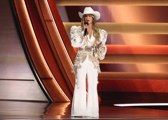 59th Annual CMA Awards - Show Lainey Wilson onstage at the 59th Annual Country Music Association Awards held at the Bridgestone Arena on November 19, 2025 in Nashville, TN. Nashville Bridgestone Arena Tennessee USA Copyright: xCurtisxHilbunx xAFF-USA.COMx
