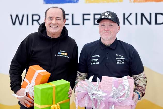 Presenter Wolfram Kons and singer Joey Kelly with gifts at a photo session to mark 30 years of the RTL telethon in the RTL building at Picassoplatz Cologne, 19 11 2025 NRW Germany Copyright: xChristophxHardtx