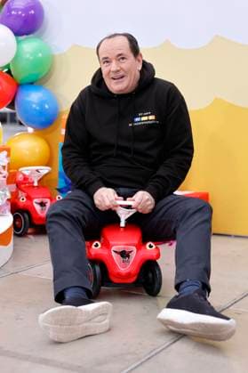 Presenter Wolfram Kons on a sliding car at a photo shoot for 30 years of the RTL telethon in the RTL building at Picassoplatz Cologne, 19 11 2025 NRW Germany Copyright: xChristophxHardtx