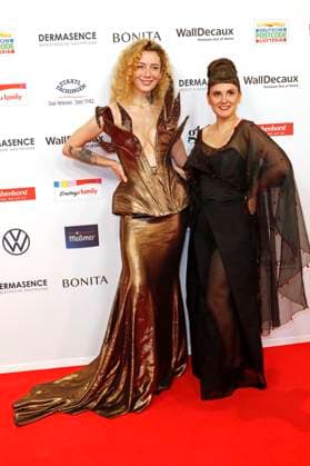 Leila Lowfire und Preisträgerin Miriam Peters bei der 18. Verleihung der Goldenen Bild der Frau 2025 im Stage Theater im Hafen. Hamburg, 19.11.2025 Foto:xC.xTamckex xFuturexImagex goldene_bild_5116