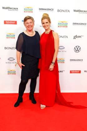 Preisträgerin Carolin Feismann und Jessica von Bredow-Werndl bei der 18. Verleihung der Goldenen Bild der Frau 2025 im Stage Theater im Hafen. Hamburg, 19.11.2025 Foto:xC.xTamckex xFuturexImagex goldene_bild_5152