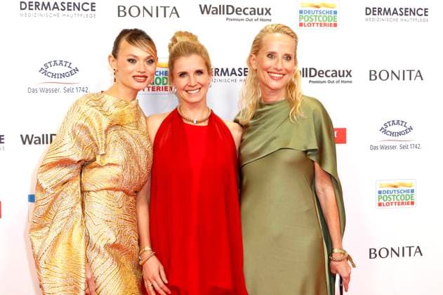 Olga Löffler, Jessica von Bredow-Werndl und Gast bei der 18. Verleihung der Goldenen Bild der Frau 2025 im Stage Theater im Hafen. Hamburg, 19.11.2025 Foto:xC.xTamckex xFuturexImagex goldene_bild_5154