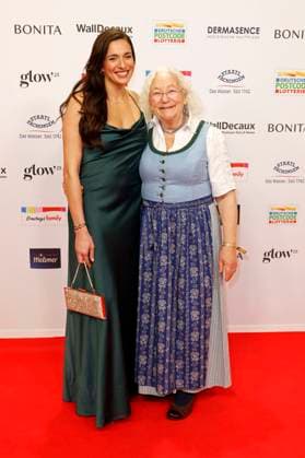 Sally Özcan und Preisträgerin Helene Nestler bei der 18. Verleihung der Goldenen Bild der Frau 2025 im Stage Theater im Hafen. Hamburg, 19.11.2025 Foto:xC.xTamckex xFuturexImagex goldene_bild_5166