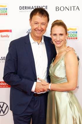Frederik Braun mit Ehefrau Johanna Braun bei der 18. Verleihung der Goldenen Bild der Frau 2025 im Stage Theater im Hafen. Hamburg, 19.11.2025 Foto:xC.xTamckex xFuturexImagex goldene_bild_5203