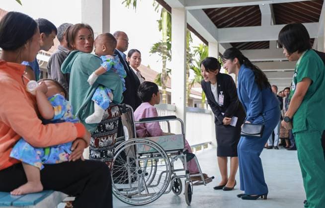 Japan Princess Aiko in Laos Japanese Princess Aiko (2nd from R) chats with a patient at Lao Friends Hospital for Children in the ancient Lao capital of Luang Prabang during her official trip to Laos on Nov. 20, 2025. (Pool photo)  A14AA0005048788P