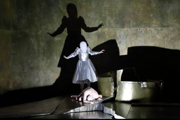 Nicole Chevalier as Salome and Günter Papendell as Jochanaan during the photo rehearsal for Salome at the Komische Oper im Schillertheater in Berlin, November 19, 2025 Music drama in one act by Richard Strauss Musical direction James Gaffigan Production Evgeny Titov Stage Rufus Didwiszus Costumes Esther Bialas Premiere is on November 22, 2025