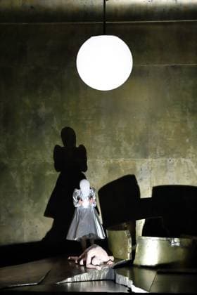 Nicole Chevalier as Salome and Günter Papendell as Jochanaan during the photo rehearsal for Salome at the Komische Oper im Schillertheater in Berlin, November 19, 2025 Music drama in one act by Richard Strauss Musical direction James Gaffigan Production Evgeny Titov Stage Rufus Didwiszus Costumes Esther Bialas Premiere is on November 22, 2025