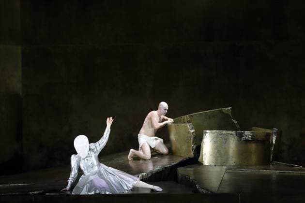 Nicole Chevalier as Salome and Günter Papendell as Jochanaan during the photo rehearsal for Salome at the Komische Oper im Schillertheater in Berlin, November 19, 2025 Music drama in one act by Richard Strauss Musical direction James Gaffigan Production Evgeny Titov Stage Rufus Didwiszus Costumes Esther Bialas Premiere is on November 22, 2025