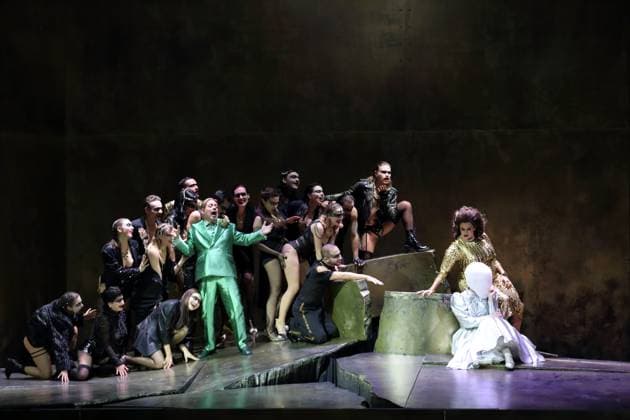 Matthias Wohlbrecht (als Herodes), Karolina Gumos (als Herodias) und Nicole Chevalier (als Salome), v.l., sowie Tänzerinnen und Tänzer während der Fotoprobe für Salome in der Komischen Oper im Schillertheater in Berlin, 19. November 2025. Musikdrama in einem Aufzug von Richard Strauss. Musikalische Leitung James Gaffigan. Inszenierung Evgeny Titov. Bühne Rufus Didwiszus. Kostüme Esther Bialas. Premiere ist am 22. November 2025. Komische Oper Berlin Salome *** Matthias Wohlbrecht as Herod , Karolina Gumos as Herodias and Nicole Chevalier as Salome , f l , as well as dancers during the photo rehearsal for Salome at the Komische Oper im Schillertheater in Berlin, November 19, 2025 Music drama in one act by Richard Strauss Musical di