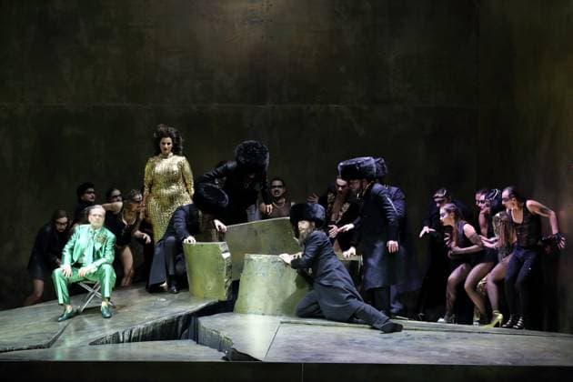 Matthias Wohlbrecht as Herod and Karolina Gumos as Herodias and ensemble during the photo rehearsal for Salome at the Komische Oper im Schillertheater in Berlin, November 19, 2025 Music drama in one act by Richard Strauss Musical direction James Gaffigan Production Evgeny Titov Stage Rufus Didwiszus Costumes Esther Bialas Premi