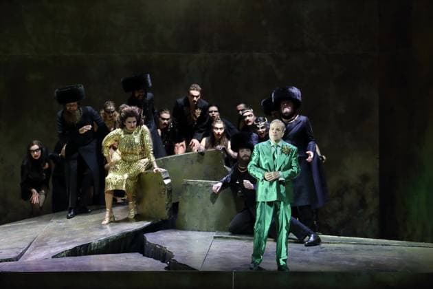 Karolina Gumos as Herodias and Matthias Wohlbrecht as Herod and ensemble during the photo rehearsal for Salome at the Komische Oper im Schillertheater in Berlin, November 19, 2025 Music drama in one act by Richard Strauss Musical direction James Gaffigan Production Evgeny Titov Stage Rufus Didwiszus Costumes Esther Bialas Premi