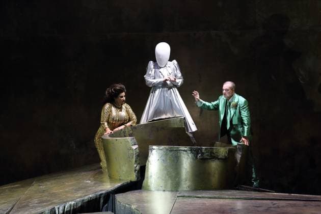 Karolina Gumos as Herodias , Nicole Chevalier as Salome and Matthias Wohlbrecht as Herod , f l , during the photo rehearsal for Salome at the Komische Oper im Schillertheater in Berlin, November 19, 2025 Music drama in one act by Richard Strauss Musical direction James Gaffigan Production Evgeny Titov Sta