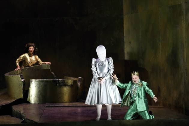 Karolina Gumos as Herodias , Nicole Chevalier as Salome and Matthias Wohlbrecht as Herod , f l , during the photo rehearsal for Salome at the Komische Oper im Schillertheater in Berlin, November 19, 2025 Music drama in one act by Richard Strauss Musical direction James Gaffigan Production Evgeny Titov Sta