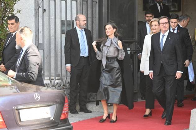 40th anniversary of the creation of the CEOE Foundation Queen Letizia, the President of the CEOE Foundation, Fátima Bánez, and the President of the CEOE, Antonio Garamendi, leave the Teatro Real after the celebration of the 40th anniversary of the creation of the CEOE Foundation, on November 20, 2025, in Madrid Spain The event aims to highlight the role of Spanish companies as relevant actors in the progress, modernization and welfare of Spanish society ANNIVERSARY ACTO EMPRESAS CEOE LETIZIA REINA 20 NOVIEMBRE 2025 José Madrid Madrid Spain  Copyright: xJosÃ xOlivax 7112866
