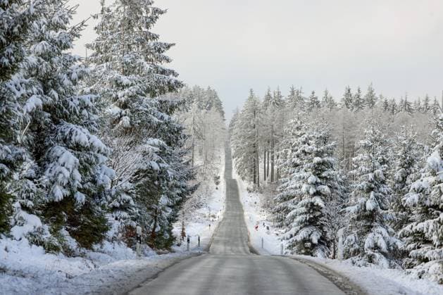 Wintereinbruch im Siegerland. In den Hoeheren (Höheren) Lagen hat es in der Nacht erneut geschneit. Die Eisenstrasse (L 722) in der Naehe (Nähe) vom Forsthaus Hohenroth inmitten einer Winterlandschaft. Herbst im Siegerland am 20.11.2025 in Netphen Deutschland. *** Onset of winter in Siegerland In the higher altitudes it snowed again during the night The iron road L 722 near the foresters lodge Hohenroth in the middle of a winter landscape Autumn in Siegerland on 20 11 2025 in Netphen Germany