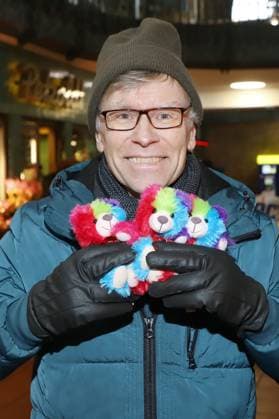 Beacon Teddy Bear Charity Campaign Thorsten Laussch, Beacon Teddy Bear Charity Campaign, Hamburg Central Station, 20 11 2025 Copyright: xEventpressxBecherx