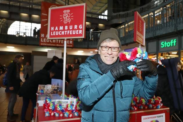 Beacon Teddy Bear Charity Campaign Thorsten Laussch, Beacon Teddy Bear Charity Campaign, Hamburg Central Station, 20 11 2025 Copyright: xEventpressxBecherx