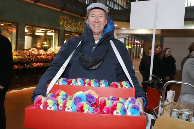 Beacon Teddy Bear Charity Campaign Lou Richter, Beacon Teddy Bear Charity Campaign, Hamburg Central Station, 20 11 2025 Copyright: xEventpressxBecherx