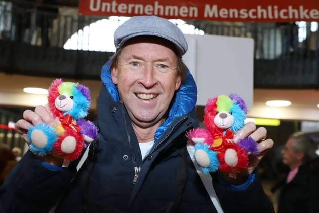 Beacon Teddy Bear Charity Campaign Lou Richter, Beacon Teddy Bear Charity Campaign, Hamburg Central Station, 20 11 2025 Copyright: xEventpressxBecherx