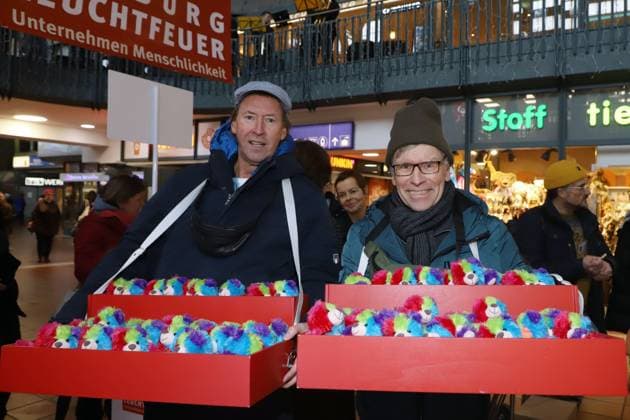 Beacon Teddy Bear Charity Campaign Lou Richter, Thorsten Laussch, Beacon Teddy Bear Charity Campaign, Hamburg Central Station, 20 11 2025 Copyright: xEventpressxBecherx