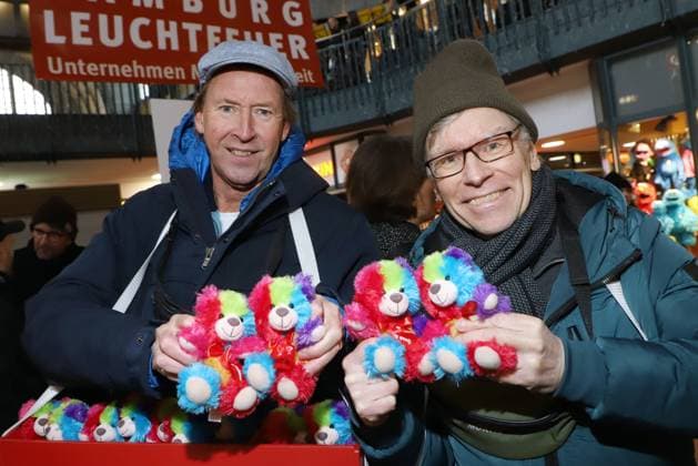 Beacon Teddy Bear Charity Campaign Lou Richter, Thorsten Laussch, Beacon Teddy Bear Charity Campaign, Hamburg Central Station, 20 11 2025 Copyright: xEventpressxBecherx