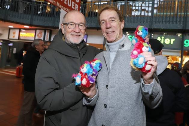 Beacon Teddy Bear Charity Campaign Peter Lohmeyer, Helmut Schulte, Beacon Teddy Bear Charity Campaign, Hamburg Central Station, 20 11 2025 Copyright: xEventpressxBecherx