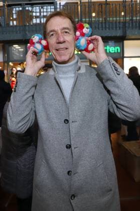Beacon Teddy Bear Charity Campaign Helmut Schulte, Beacon Teddy Bear Charity Campaign, Hamburg Central Station, 20 11 2025 Copyright: xEventpressxBecherx