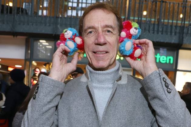 Beacon Teddy Bear Charity Campaign Helmut Schulte, Beacon Teddy Bear Charity Campaign, Hamburg Central Station, 20 11 2025 Copyright: xEventpressxBecherx