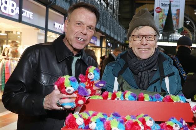 Beacon Teddy Bear Charity Campaign Ulf Ansorge, Thorsten Laussch, Beacon Teddy Bear Charity Campaign, Hamburg Central Station, 20 11 2025 Copyright: xEventpressxBecherx