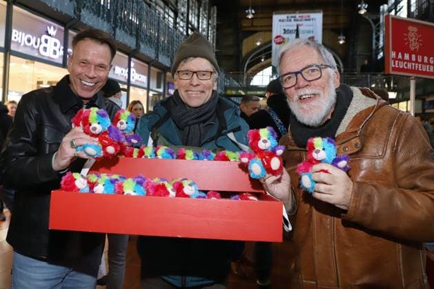 Beacon Teddy Bear Charity Campaign Ulf Ansorge, Thorsten Laussch, Wolfgang Trepper, Beacon Teddy Bear Charity Campaign, Hamburg Central Station, 20 11 2025 Copyright: xEventpressxBecherx
