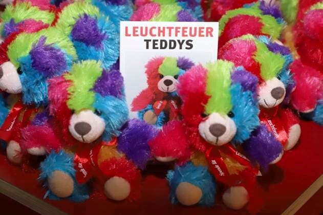 28 Charity teddy bear sale 2025 for the benefit of Leuchtfeuer at Hamburg Central Station Hamburg, 20 11 2025 Foto:xgbrcix xFuturexImagex teddys_5101