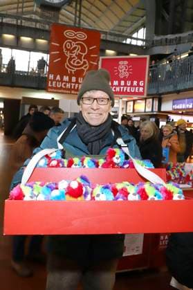 Thorsten Laussch at the 28 Charity Teddy Bear Sale 2025 for the benefit of Leuchtfeuer at Hamburg Central Station Hamburg, 20 11 2025 Foto:xgbrcix xFuturexImagex teddys_5104