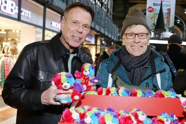 Ulf Ansorge and Thorsten Laussch at the 28 Charity Teddy Bear Sale 2025 in aid of Leuchtfeuer at Hamburg Central Station Hamburg, 20 11 2025 Foto:xgbrcix xFuturexImagex teddys_5105