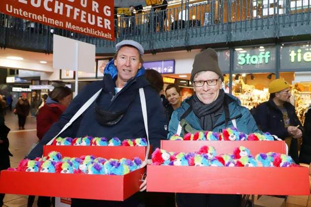 Lou Richter and Thorsten Laussch at the 28 Charity Teddy Bear Sale 2025 in aid of Leuchtfeuer at Hamburg Central Station Hamburg, 20 11 2025 Foto:xgbrcix xFuturexImagex teddys_5106