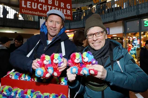 Lou Richter and Thorsten Laussch at the 28 Charity Teddy Bear Sale 2025 in aid of Leuchtfeuer at Hamburg Central Station Hamburg, 20 11 2025 Foto:xgbrcix xFuturexImagex teddys_5107