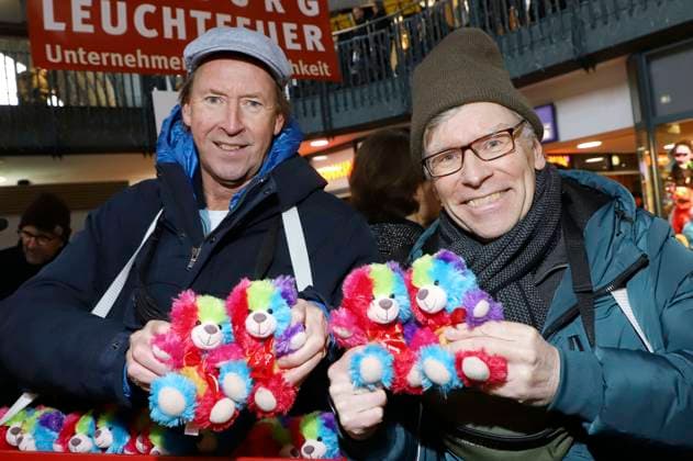 Lou Richter and Thorsten Laussch at the 28 Charity Teddy Bear Sale 2025 in aid of Leuchtfeuer at Hamburg Central Station Hamburg, 20 11 2025 Foto:xgbrcix xFuturexImagex teddys_5109