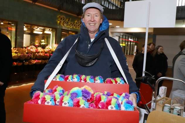 Lou Richter at the 28 Charity Teddy Bear Sale 2025 for the benefit of Leuchtfeuer at Hamburg Central Station Hamburg, 20 11 2025 Foto:xgbrcix xFuturexImagex teddys_5110