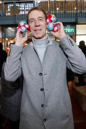Helmut Schulte at the 28 Charity Teddy Bear Sale 2025 for the benefit of Leuchtfeuer at Hamburg Central Station Hamburg, 20 11 2025 Foto:xgbrcix xFuturexImagex teddys_5112