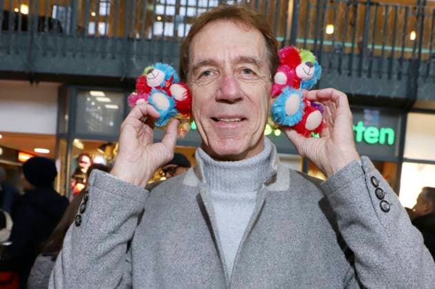 Helmut Schulte at the 28 Charity Teddy Bear Sale 2025 for the benefit of Leuchtfeuer at Hamburg Central Station Hamburg, 20 11 2025 Foto:xgbrcix xFuturexImagex teddys_5113