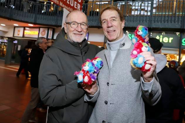 Peter Lohmeyer and Helmut Schulte at the 28 Charity Teddy Bear Sale 2025 in aid of Leuchtfeuer at Hamburg Central Station Hamburg, 20 11 2025 Foto:xgbrcix xFuturexImagex teddys_5114
