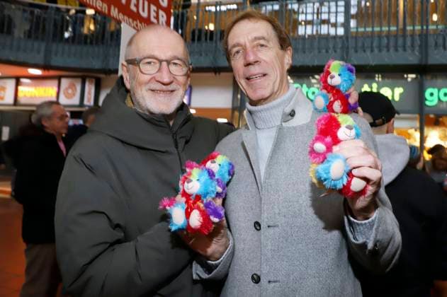 Peter Lohmeyer and Helmut Schulte at the 28 Charity Teddy Bear Sale 2025 in aid of Leuchtfeuer at Hamburg Central Station Hamburg, 20 11 2025 Foto:xgbrcix xFuturexImagex teddys_5116