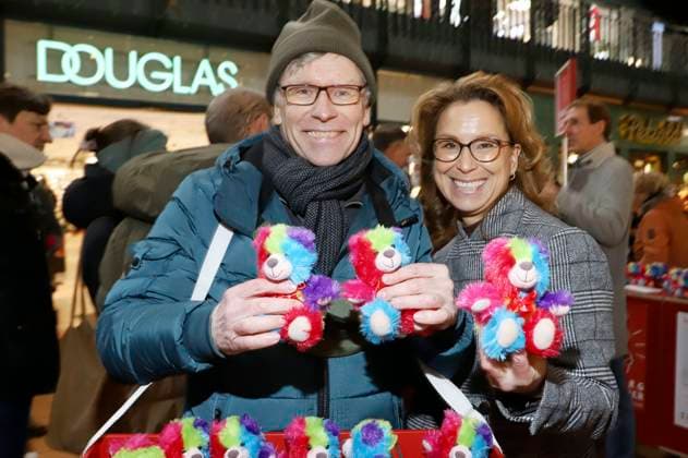 Thorsten Laussch and Carola Veit at the 28 Charity Teddy Bear Sale 2025 in aid of Leuchtfeuer at Hamburg Central Station Hamburg, 20 11 2025 Foto:xgbrcix xFuturexImagex teddys_5119