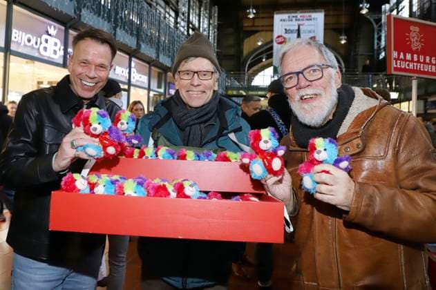Ulf Ansorge, Thorsten Laussch and Wolfgang Trepper at the 28 Charity Teddy Bear Sale 2025 in aid of Leuchtfeuer at Hamburg Central Station Hamburg, 20 11 2025 Foto:xgbrcix xFuturexImagex teddys_5122