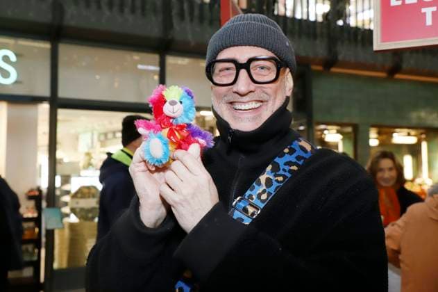 Nik Breidenbach at the 28 Charity Teddy Bear Sale 2025 in aid of Leuchtfeuer at Hamburg Central Station Hamburg, 20 11 2025 Foto:xgbrcix xFuturexImagex teddys_5123