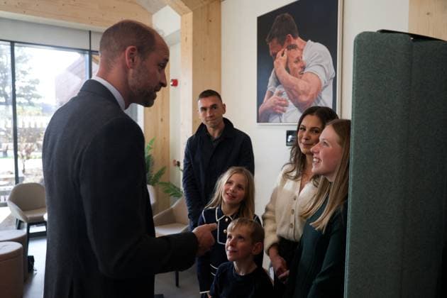 Britain s Prince William visits Rob Burrow Centre for Motor Neurone Disease at Seacroft Hospital, in Leeds Britain s Prince William, Prince of Wales speaks with Lindsey Burrow, wife of the late rugby league player Rob Burrow CBE, and their children Macy, Maya and Jackson, as rugby union coach Kevin Sinfield, who has raised more than 10 million pounds for motor neurone disease charities since 2019, stands nearby, during a visit to the Rob Burrow Centre for Motor Neurone Disease at Seacroft Hospital, in Leeds, Britain, November 20, 2025., Credit:Temilade Adelaja Avalon UNITED KINGDOM, Leeds Copyright: xTemiladexAdelajax xAvalonx 1053541643