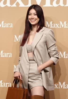 November 20, 2025, Tokyo, Japan - Japanese model Hikari Mori poses for a photo call for Italian high fashion brand Max Mara popup store preview event in Tokyo on Thursday, November 20, 2025. (photo by Yoshio Tsunoda AFLO)  aflo_311008012
