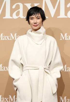November 20, 2025, Tokyo, Japan - Japanese model Tao Okamoto poses for a photo call for Italian high fashion brand Max Mara popup store preview event in Tokyo on Thursday, November 20, 2025. (photo by Yoshio Tsunoda AFLO)  aflo_311008019