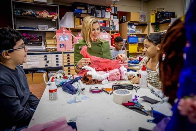 Amsterdam, The Netherlands, 2025-11-20 14:42:11 AMSTERDAM, 20-11-2025, Mobiel Primary School. Queen Maxima, honorary chair of More Music in the Classroom, visited Mobiel Primary School in Amsterdam. Mobiel Primary School is one of twelve primary schools participating in the largest school band in the Netherlands. The school band performs during the annual Christmas Music Gala, which raises awareness of the importance of music and creative education. PHOTO: NLBeeld POOL Patrick van Katwijk Credit: NL Beeld Patrick van Emst  Copyright: xx x